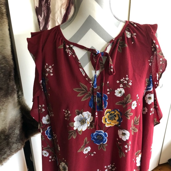 Cold Shoulder Top - Picture 2 of 4